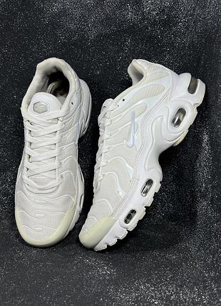 Білі жіночі кросівки nike air max tn plus