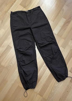 Штани stradivarius str oversized parachute pants. легкі штани парашути. в стилі карго. з регулюванням поясу і ширини манжетів знизу.