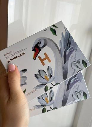 Культова лімітована палетка для обличчя hourglass ambient lighting edit unlocked swan palette у фірмовій картонній упаковці із зображенням лебедя.