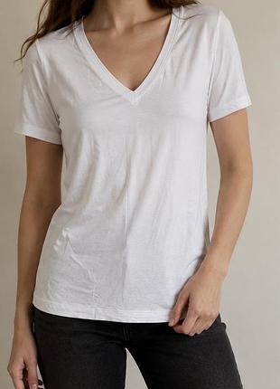 Calida. біла базова футболка v-neck