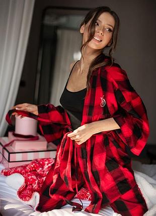 Короткий фланелевий  халат з червоно-чорним візерунком у клітинку від victoria's secret