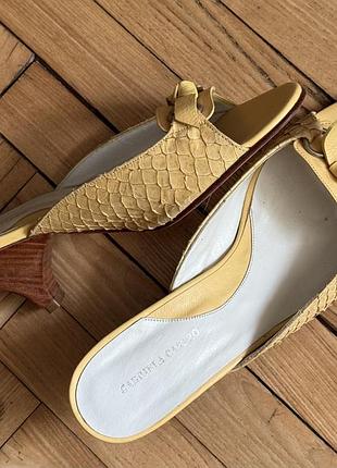 Жовті лимонні шкіряні мюлі у ретро дизайні gabriela castro jimmy choo стиль