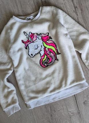 Плюшевая кофта от h&amp;m украшена единорогом из пайеток.