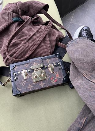 Мини-сумка petite malle от louis vuitton в классической расцветке monogram