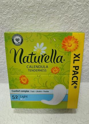 Упаковка ежедневных прокладок naturella calendula tenderness (мягкость календулы) в формате light.упаковка есть xl pack и содержит 52 штуки