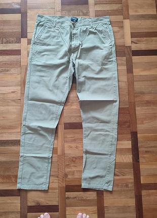 Оригінальні чоловічі штани kangol chino у класичному стилі chino. універсальний бежевий колір легко поєднується з футболками, поло чи сорочками.