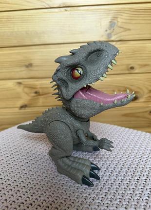 Jurassic world 2 дитинча індомінуса динозавр парк юрського періоду
