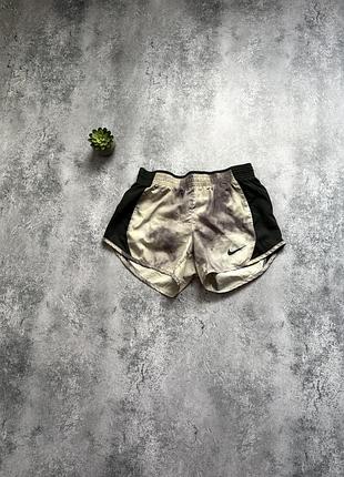 Жіночі шорти nike
