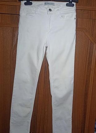 Белые джинсы zara