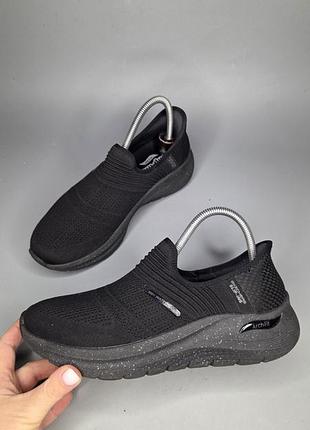 Кроссовки skechers slip-ins waterproof: arch fit 2.0 - sultez черного цвета, имеющих водонепроницаемую конструкцию