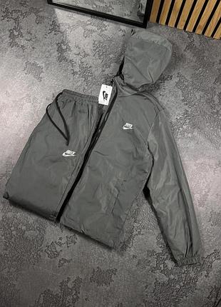 Сірий чоловічий спортивний костюм з плащівки сірий nike