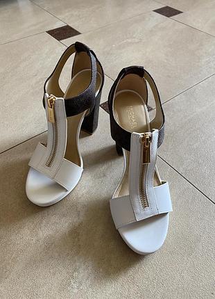 Босоніжки michael kors berkley sandal leather