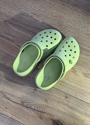 Зелені crocs w7