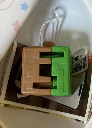 Фигурка kinder joy minecraft (блок земли)