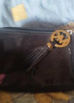 Жіноча косметичка від бренду michael kors темно- синього кольору зі штучної шкіри