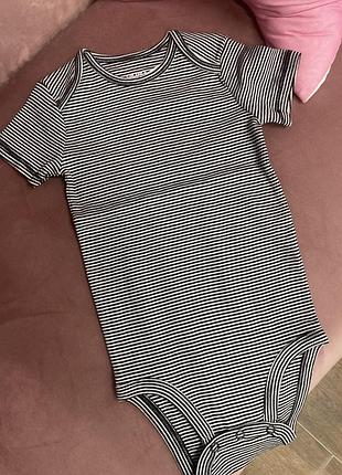 Боді carter's з коротким рукавом, виконане в чорно-білу смужку.