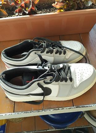 Продам кроссовки nike 43 размер