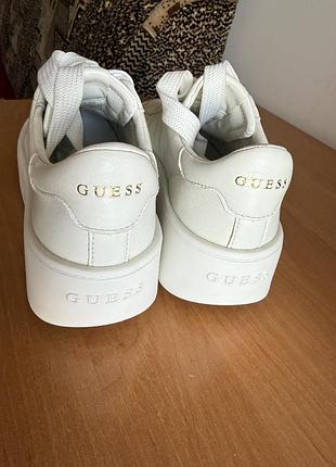 Жіночі оригінальні кросівки guess у білому кольорі