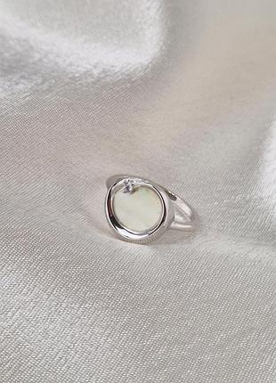 Серебряное кольцо круг с перламутром 17,5 размер серебро 925 пробы родированное 6893р 2.83г