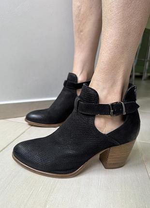 Продам шкіряні ботильйони lasocki