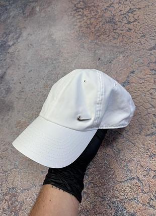 Біла кепка nike metal swoosh нейлон nike tn