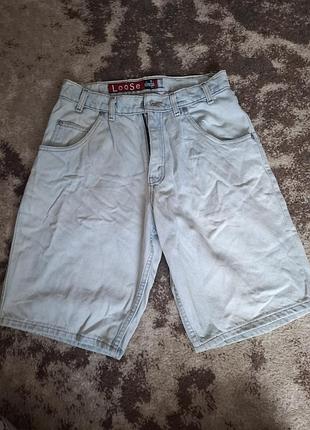 Вінтажні жинсові шорти бренду levi's з серії silver tab, виконані у світло-блакитному кольорі та вільному крої.