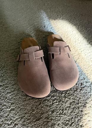 Бежеві жіночі шльопанці birkenstock, зроблені із замші