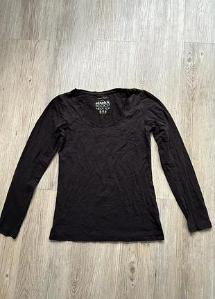 Базовий чорний лонгслів atmosphere з глибоким вирізом (scoop neck)