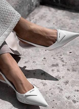 Туфлі prada білі низькі підбори гострий носок