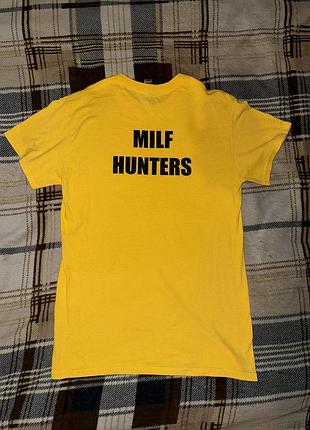 Футболка milf hunter жовта