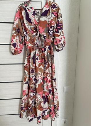 Гарнюще плаття з відкритою спинкою