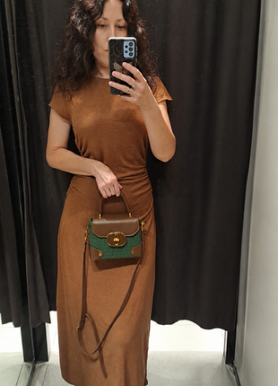 Длинное платье от бренда zara.
