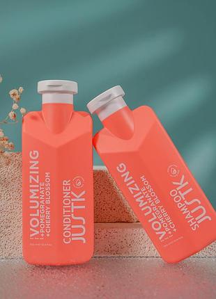 Шампунь для надання об'єму тонкому волоссю
justk pomegranate & cherry blossom volumizing shampoo