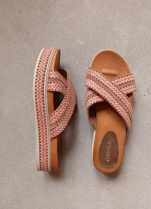Стильные шлепанцы catwalk на платформе 38 размера (25,5 см)