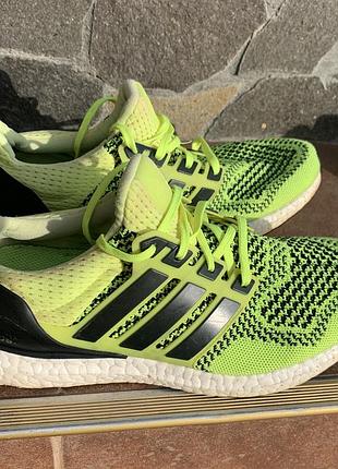 Кросівки  adidas на бусті. 42 розмір. в гарному стані.