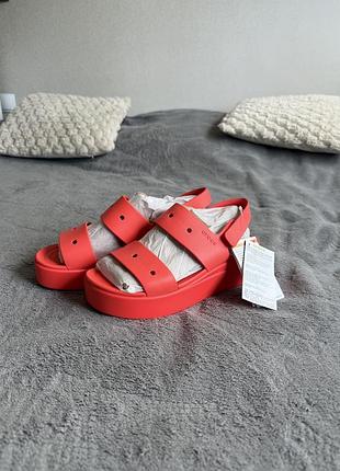 Жіночі босоніжки crocs brooklyn