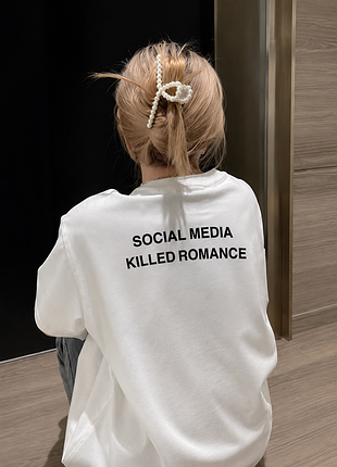 Футболка оверсайз біла бавовняна з написом social media killed romance