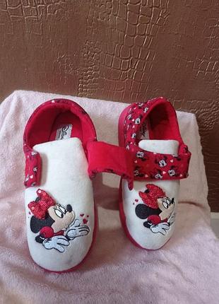 Тапочки девчачьи на резиновой подошве,на липучке бренда disney.
замеры:по стельке-22 см, размер-35