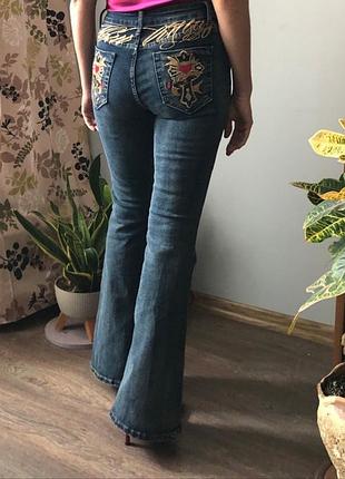 Трендові джинси кльош romwe в стилі y2k / ed hardy з крутою вишивкою та стразами (розмір s / 36)