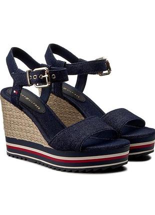 Жіночі темно-сині босоніжки на танкетці tommy hilfiger fw0fw00696