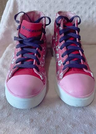 Кеды женские на колесе бренда heelys с цветочным принтом 
замеры по стельке-24 см,размер -36
