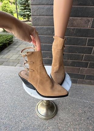 Черевики козаки жіночі topshop mish mid ankle boots з замші з ремінцями та вирізами
