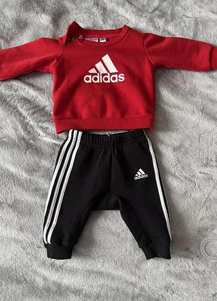 Костюм спортивний adidas червоний верх чорний низ,розмір 0-3м