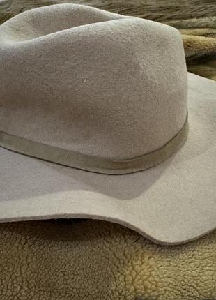 Жіночий вовняний капелюх бежевого кольору reserved.