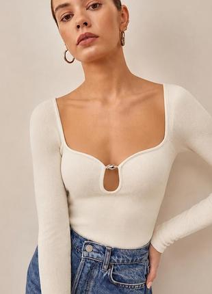 Жіночий кремовий лонгслив h&m, молочний топ, s, фігурний виріз з перлиною, довгий рукав, кофта в рубчик, віскоза, білий реглан, нарядний, з декольте
