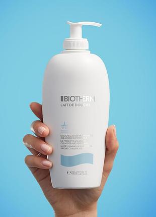 Молочко для душа biotherm lait de douche 400 мл. мягкое очищающее средство без мыла обогащен цитрусовыми эссенциями для деликатного ухода за кожей