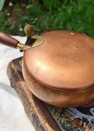 Медный бесшумный дворецкий (известный как silent butler или crumb catcher) для уборки стола.