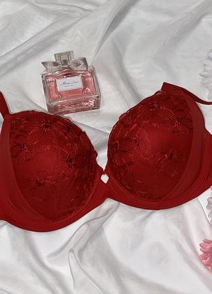 Елегантна модель від marks and spencer