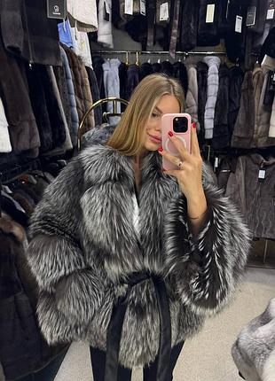 Женская шуба из меха натуральной цельной чернобурки в наличии