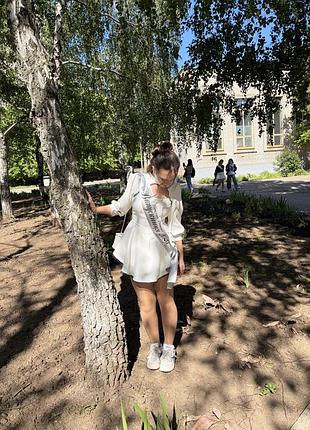 Біла сукня з чорним мереживом